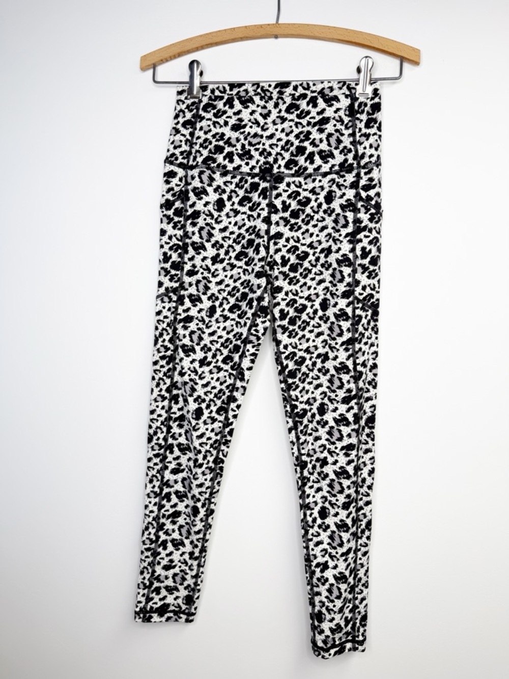 Womens Zyia Snow Leopard Print Black White‎ Leggings Size 4 Side Stash Pockets